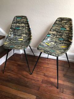 Paire de chaises La Cigogne, made in France de Jean René Caillette, coque en fibre de verre sur piétement métal, 50’ , dimensions: H 81 cm, L 43 cm, P 45 cm.