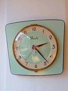 Horloge Flash, Formica couleur vert amande, mécanisme neuf à quartz.
