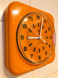 Horloge murale Philips, en plastique orange, support carré de couleur iconique des 70’, parfait état de fonctionnement, mécanisme quartz.
