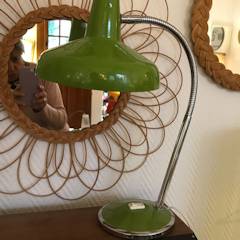 Lampe de bureau vert pomme, abat-jour métal articulé de 20 cm de diamètre, sur tige flexible, dimensions : H 42 cm, L 15 cm, P 15 cm.