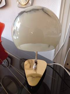 Lampe de chevet opaline marbrée, pied triangulaire en laiton, sur 3 petits supports boules laiton.