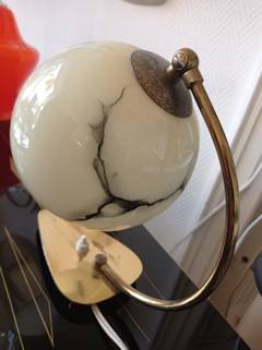 Lampe de chevet opaline marbrée, pied triangulaire en laiton, sur 3 petits supports boules laiton.