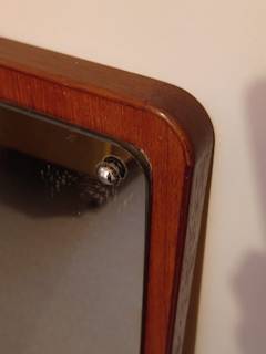 Grand miroir scandinave, support bois, aux contours arrondis, en très bon état, dimensions : H 108 cm, L 48 cm, P 3 cm.