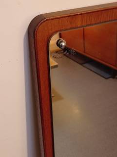 Grand miroir scandinave, support bois, aux contours arrondis, en très bon état, dimensions : H 108 cm, L 48 cm, P 3 cm.