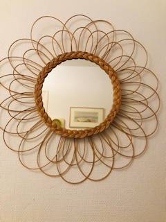 Miroir fleur en osier, très bon état, diamètre avec pétales 55 cm, diamètre miroir avec tresse 27,5 cm, diamètre miroir 23 cm.