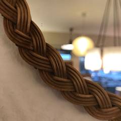 Petit miroir rond et fine tresse en osier sur le pourtour, diamètre 28 cm, tresse osier 2 cm.