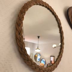 Petit miroir rond et fine tresse en osier sur le pourtour, diamètre 28 cm, tresse osier 2 cm.