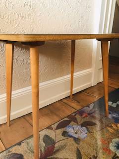 Bout de canapé, plateau Formica, très facile d’entretien et peu fragile, pied en bois, dimensions: H 54cm, L 59,5cm, l 40cm.