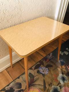 Bout de canapé, plateau Formica, très facile d’entretien et peu fragile, pied en bois, dimensions: H 54cm, L 59,5cm, l 40cm.