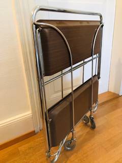 Chariot de service pliable Dinett par Bremshey, 70’ made in Germany, cadre chromé, deux plateaux en Formica; dimensions : L 65 cm, P 42 cm, H 77 cm, chariot plié : 8 cm de large.