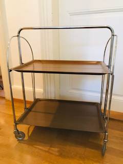 Chariot de service pliable Dinett par Bremshey, 70’ made in Germany, cadre chromé, deux plateaux en Formica; dimensions : L 65 cm, P 42 cm, H 77 cm, chariot plié : 8 cm de large.