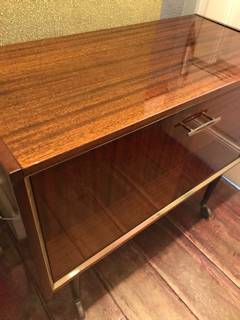 Meuble bar à roulettes, verni, porte à abattant, 3 étagères de rangement, compartiment bouteilles éclairé, années 60-70, dimensions : L 86 cm, H 74, P 40,5.