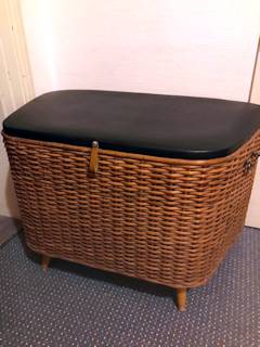 Panier à linge ou coffre à jouets, en rotin, couvercle tapissé en Skaï noir d’origine, deux poignées latérales, peut sévir comme assise d’appoint, dimensions : L 62 cm, P 40 cm, H 42 cm.