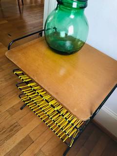 Petite table d’appoint, ou bout de canapé, ou porte revue ou vinyle, plateau en bois, pieds en métal noir, fils de scoubidou rouge et jaune d’origine; dimensions : P 40 cm, L 47 cm, H 61,5 cm.