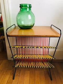 Petite table d’appoint, ou bout de canapé, ou porte revue ou vinyle, plateau en bois, pieds en métal noir, fils de scoubidou rouge et jaune d’origine; dimensions : P 40 cm, L 47 cm, H 61,5 cm.