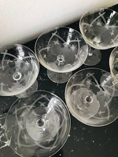 6 coupes de champagne, en cristal, finement ciselées, années 50.