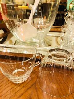 Bel ensemble punch ou sangria, verre incrusté, 12 tasses et 1 grande coupelle.