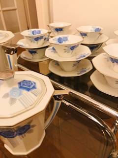 Service Limoges à café ou à thé, Art Deco, 1920-1929 de la manufacture Chabrol from & Poirier, 27 pièces : 12 tasses et 12 soucoupes, 1 cafetière, 1 pot à lait, 1 sucrier , en parfait état.