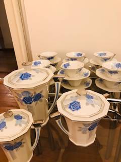 Service Limoges à café ou à thé, Art Deco, 1920-1929 de la manufacture Chabrol from & Poirier, 27 pièces : 12 tasses et 12 soucoupes, 1 cafetière, 1 pot à lait, 1 sucrier , en parfait état.